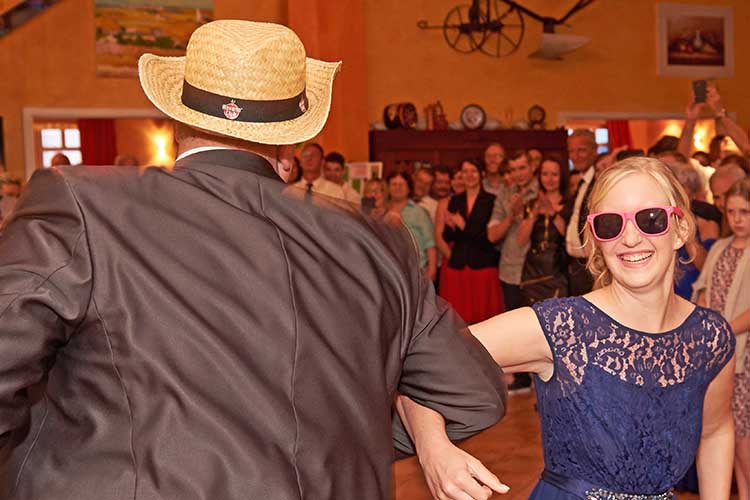 Hochzeitsparty im Weingut Schröder aufgenommen von den Fotostudio und Filmstudios BlickFang2 aus Weinheim und Andernach