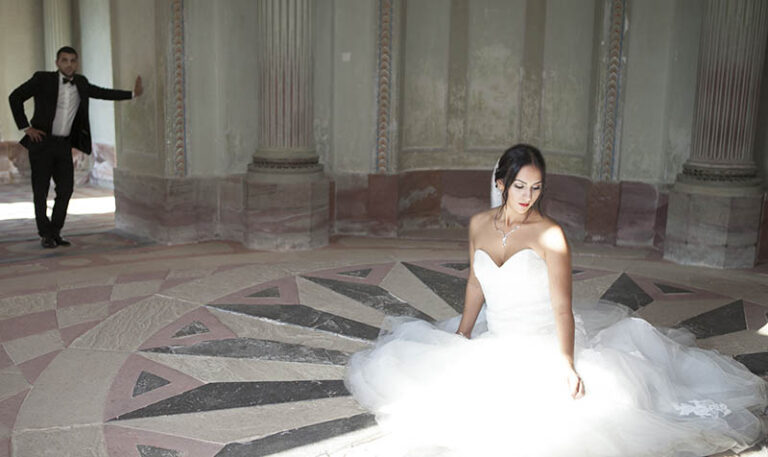 After-Wedding-Shooting: Brautpaar in Schwetzingen #2 in der Moschee am Boden