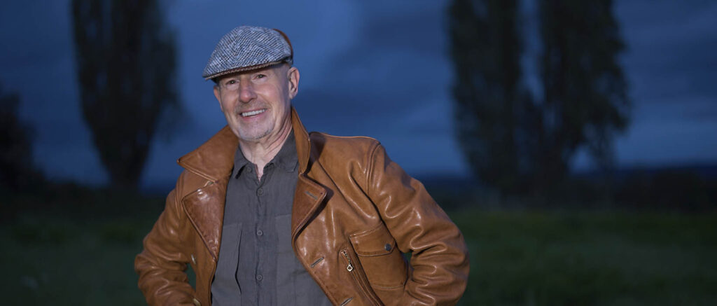 Authentic Personal Shooting: Mann mit Batschkapp in der Blauen Stunde fotografiert vor einem Lost Place