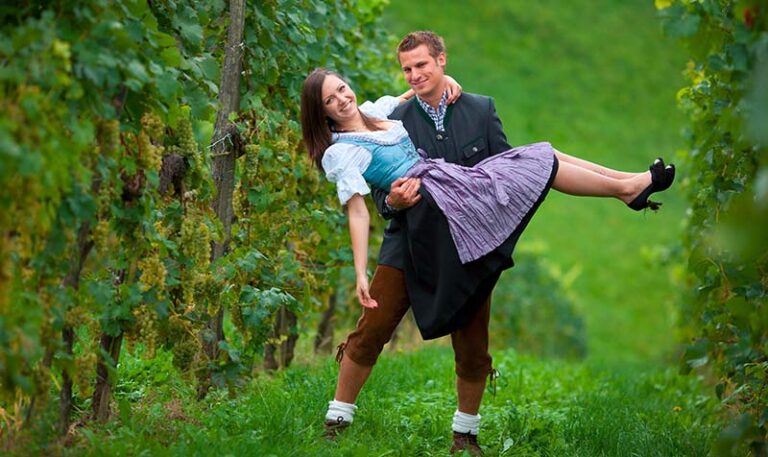 Kennenlern-Shooting im Weinberg #1 Bräutigam trägt Braut auf seinen Händen