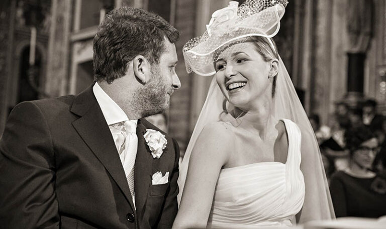 Während der kirchlichen lächelt sich das Brautpaar an