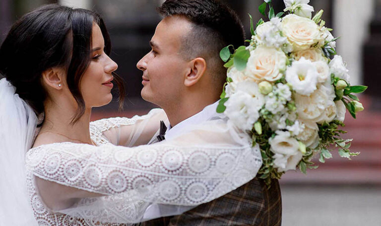 Profilaufnahme eines Brautpaars mit weißem Brautstrauß