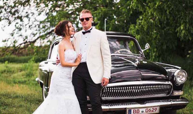 3er Serie: Stylisches Brautpaar vor einem schwarzen Oldtimer #1