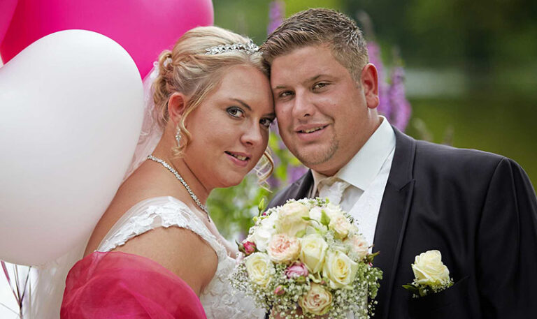 Nahaufnahme: Brautpaar im Park des Schwetzinger Barock-Schlosses