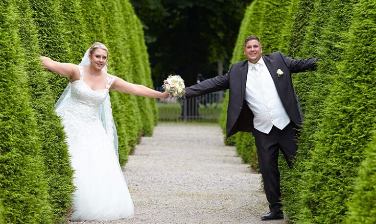 Brautpaar in der Thuyen-Allee im Park des Schwetzinger Barock-Schlosses