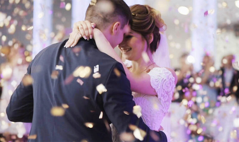 Eng Tanzendes Brautpaar im Flitter-Regen