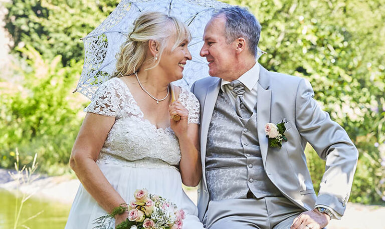 Älteres Brautpaar mit Rokoko-Schirmchen #1