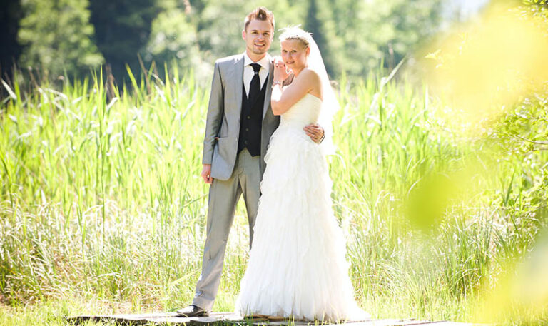 3er-Serie After-Wedding-Shooting - Braut in roten Gummistiefeln spritzt Ihren Ehemann nass #1