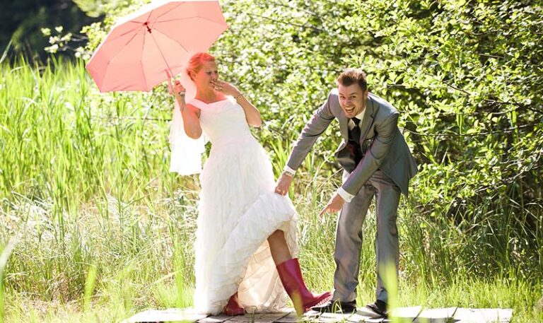 3er-Serie After-Wedding-Shooting - Braut in roten Gummistiefeln spritzt Ihren Ehemann nass #2