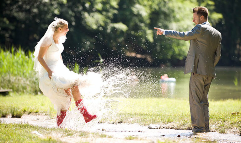 3er-Serie After-Wedding-Shooting - Braut in roten Gummistiefeln spritzt Ihren Ehemann nass #3