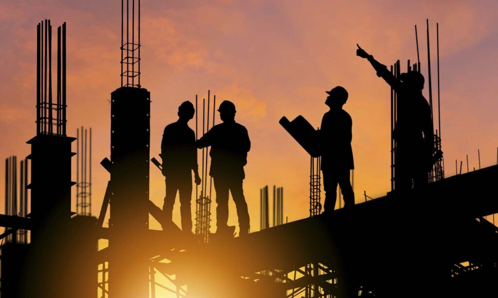 Gegenlichaufnahme: Silluoette von Architekten und Bauleitern im Gegenlicht