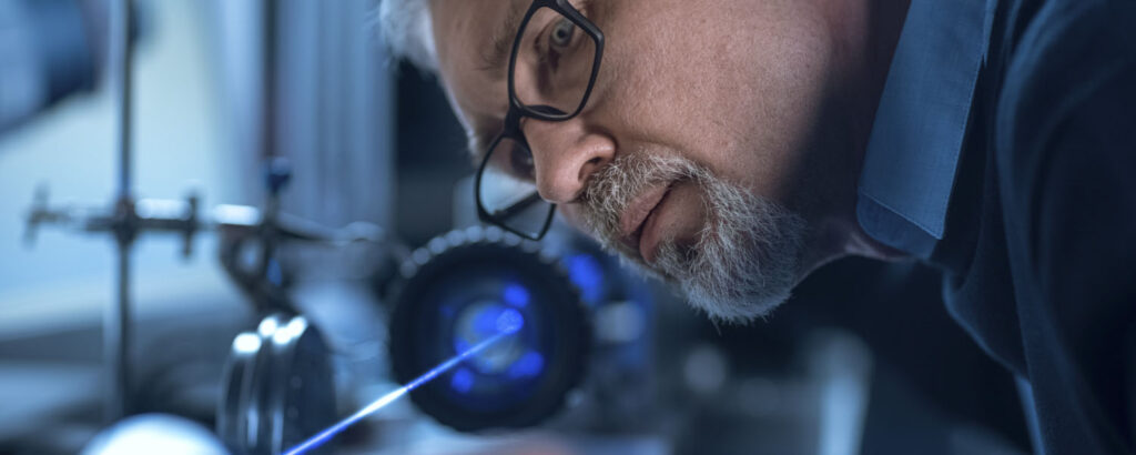 Testingenieur beim Ausrichten eines Laserstrahls