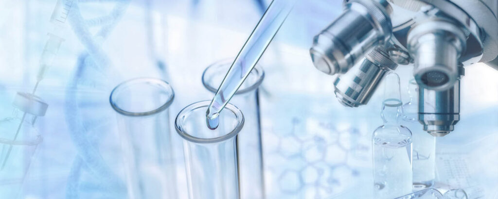 Highkey-Produktaufnahme: Flüssigkeit tropft aus Pipette in Reagenzglas