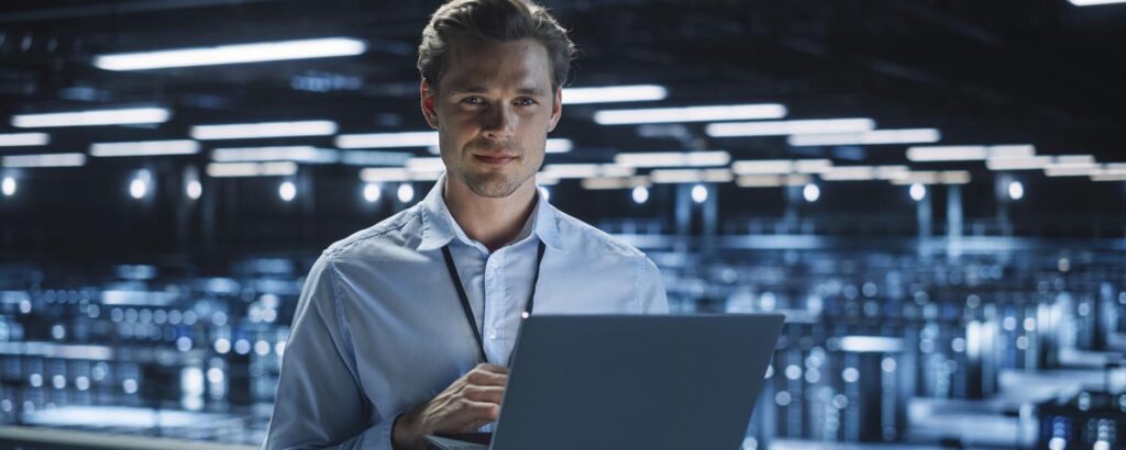 Produktionsleiter auf einer Bühne über der Werkshalle stehend