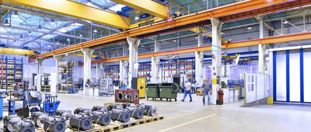 Fabrikhalle eines E-Motoren-Herstellers, Motoren vor dem Versand