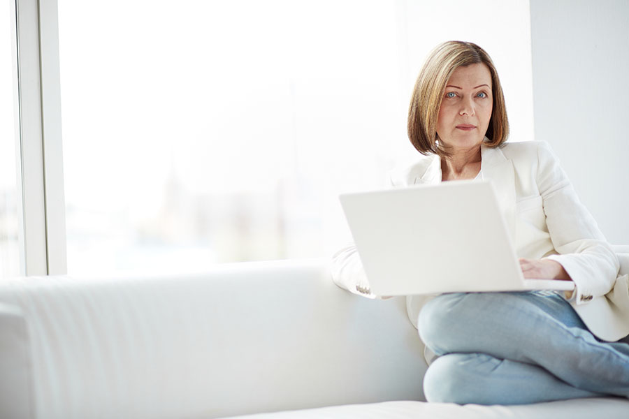 BusinessPortraits Frau am Computer - Foto von Friedrich Schöllmann für Studio Blickfang2 in Weinheim und Andernach