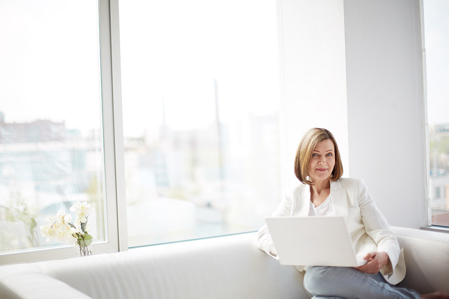 Personal-Brand-Fotografie Frau im Hotel mit Computer 02 - Foto von Friedrich Schöllmann für Studio Blickfang2 in Weinheim und Andernach