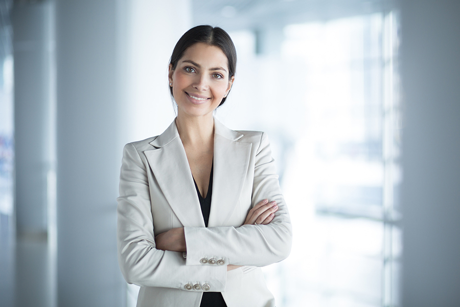 Personal-Brand-Fotografie - Geschäftsfrau in weiß 03 - Foto von Friedrich Schöllmann für Studio Blickfang2 in Weinheim und Andernach