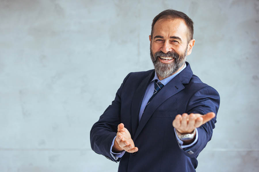 Personal-Brand-Fotografie - Senior President im blauen Anzug 02 - Foto von Friedrich Schöllmann für Studio Blickfang2 in Weinheim und Andernach