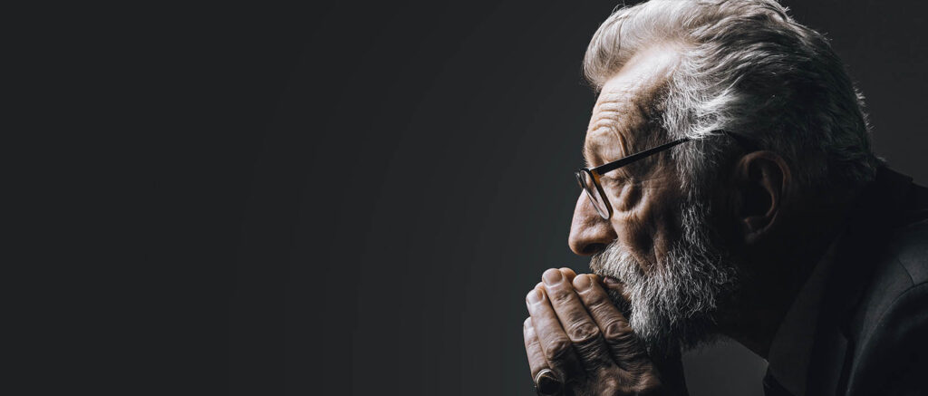 Nahaufnahme eines weißhaarigen Mannes im Profil