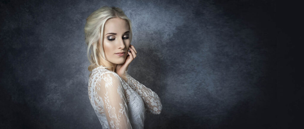 Portrait einer Frau im weißen Spitzenkleid