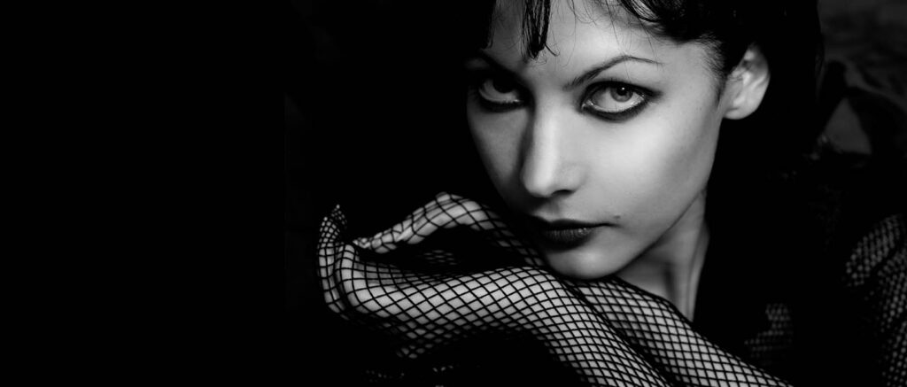 s/w-Portrait einer jungen Frau mit Netzstrumpf-Handschuhen