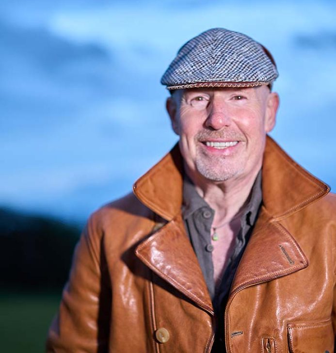 Blaue Stunde: Outdoor-Portrait #4 eines lachenden Manns - fotografiert vom Studio Blickfang2 in Andernach und Weinheim