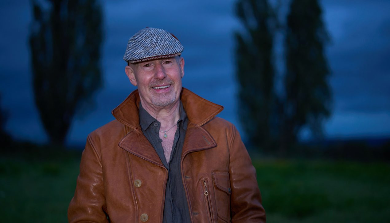 Blaue Stunde: Outdoor-Portrait #2 eines lachenden Manns - fotografiert vom Studio Blickfang2 in Andernach und Weinheim