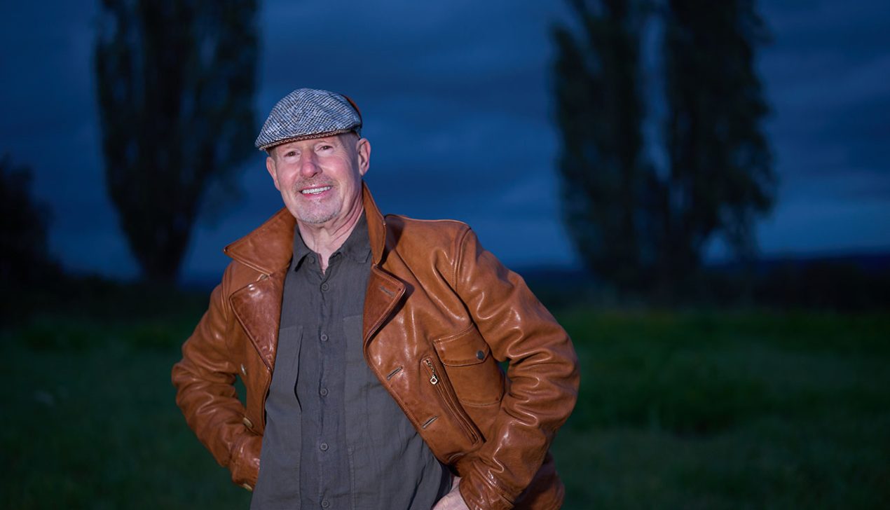 Blaue Stunde: Outdoor-Portrait #1 eines lachenden Manns - fotografiert vom Studio Blickfang2 in Weinheim und Andernach